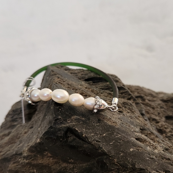NWT Lia Sophia Green cut crystal and Pearl bracelet - Picture 5 of 9